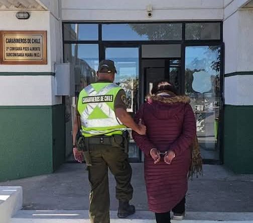 Carabineros detiene a mujer por receptación aduanera en control de Huara Carabineros detiene a mujer por receptación aduanera en control de Huara
