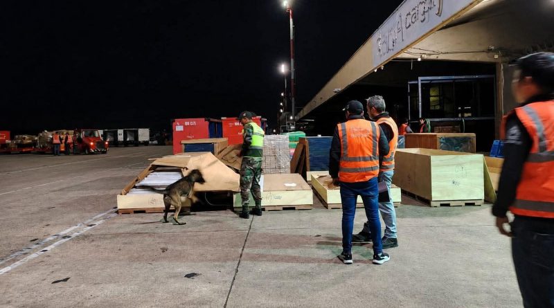 Retienen cargamento de madera sospechoso de contener droga en aeropuerto de Viru Viru Retienen cargamento de madera sospechoso de contener droga en aeropuerto de Viru Viru