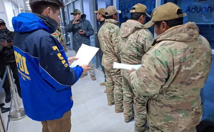 COLCHANE : Cinco militares bolivianos retornan a su país tras ser entregados por autoridades chilenas en Pisiga COLCHANE : Cinco militares bolivianos retornan a su país tras ser entregados por autoridades chilenas en Pisiga
