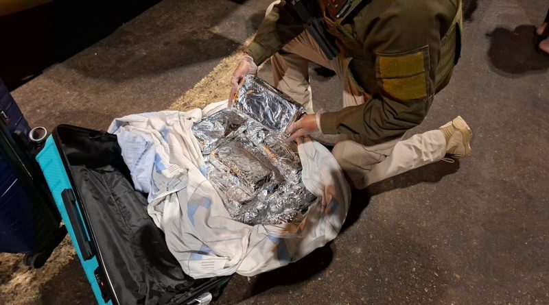 Prisión preventiva para pareja que transportaba 55 kilos de drogas en dos maletas de Calama a Santiago Prisión preventiva para pareja que transportaba 55 kilos de drogas en dos maletas de Calama a Santiago