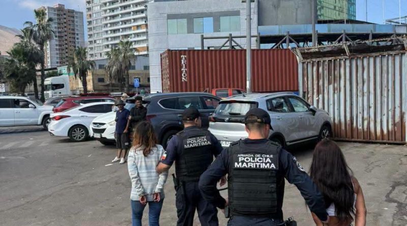 Dos mujeres detenidas tras operativo de la Policía Marítima por tráfico de drogas en Caleta Riquelme Dos mujeres detenidas tras operativo de la Policía Marítima por tráfico de drogas en Caleta Riquelme