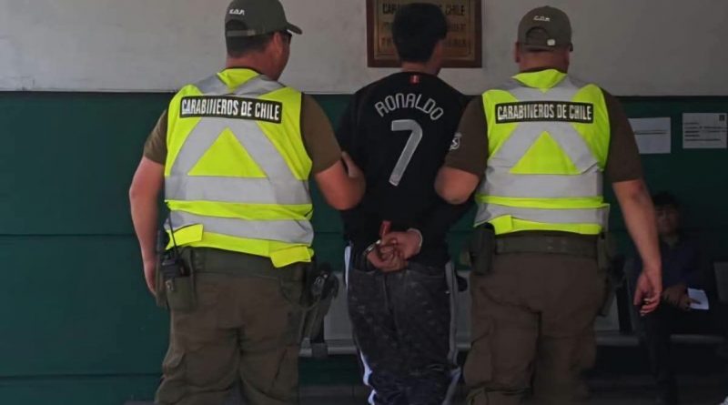Carabineros incautan droga y armas cortopunzantes durante fiscalización en el centro de Iquique Carabineros incautan droga y armas cortopunzantes durante fiscalización en el centro de Iquique
