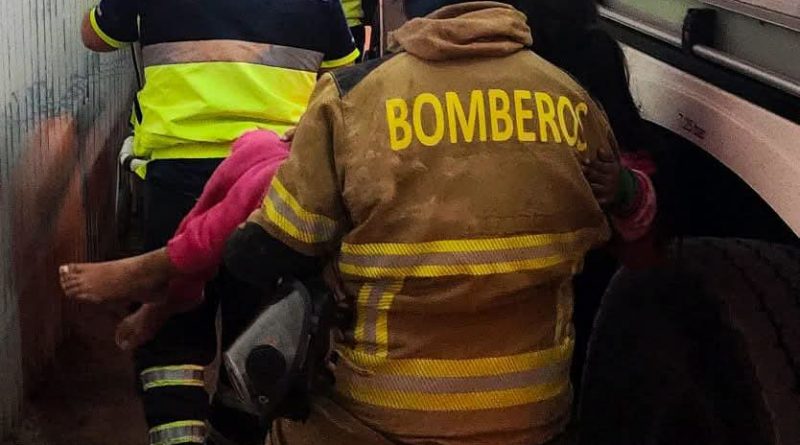 INCENDIO EN ALTO HOSPICIO: BOMBEROS RESCATAN A TRES MENORES ATRAPADOS EN VIVIENDA INCENDIO EN ALTO HOSPICIO: BOMBEROS RESCATAN A TRES MENORES ATRAPADOS EN VIVIENDA