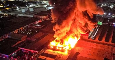 Bomberos cumple 12 horas combatiendo fuego en Zofri