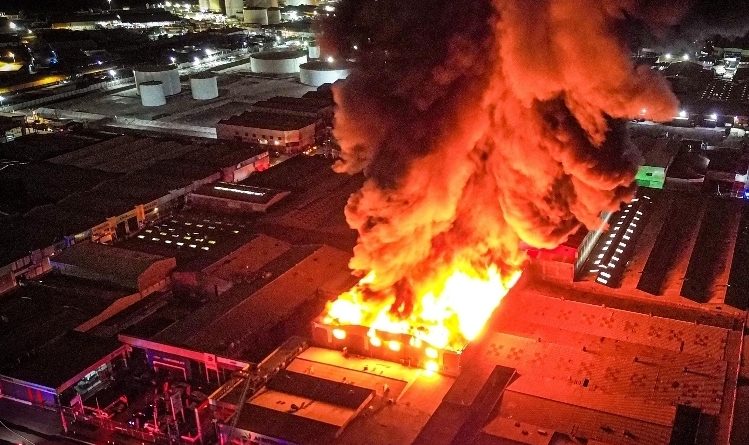 Bomberos cumple 12 horas combatiendo fuego en Zofri