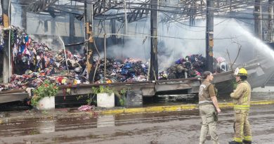 BOMBEROS COMBATEN POR MÁS DE 12 HORAS UN INCENDIO DE GRANDES PROPORCIONES EN LA ZONA FRANCA DE IQUIQUE