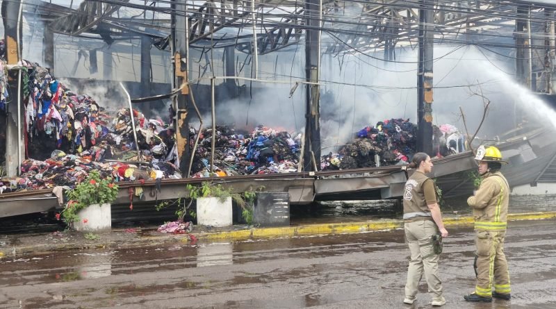 BOMBEROS COMBATEN POR MÁS DE 12 HORAS UN INCENDIO DE GRANDES PROPORCIONES EN LA ZONA FRANCA DE IQUIQUE