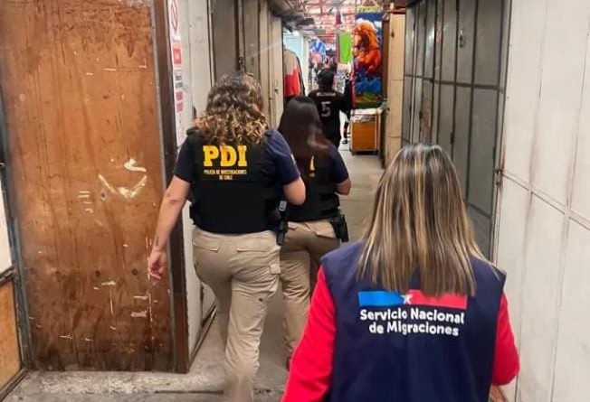 Operativo en Feria Monumental finaliza con dos detenidos y 10 migrantes denunciados por ingreso irregular